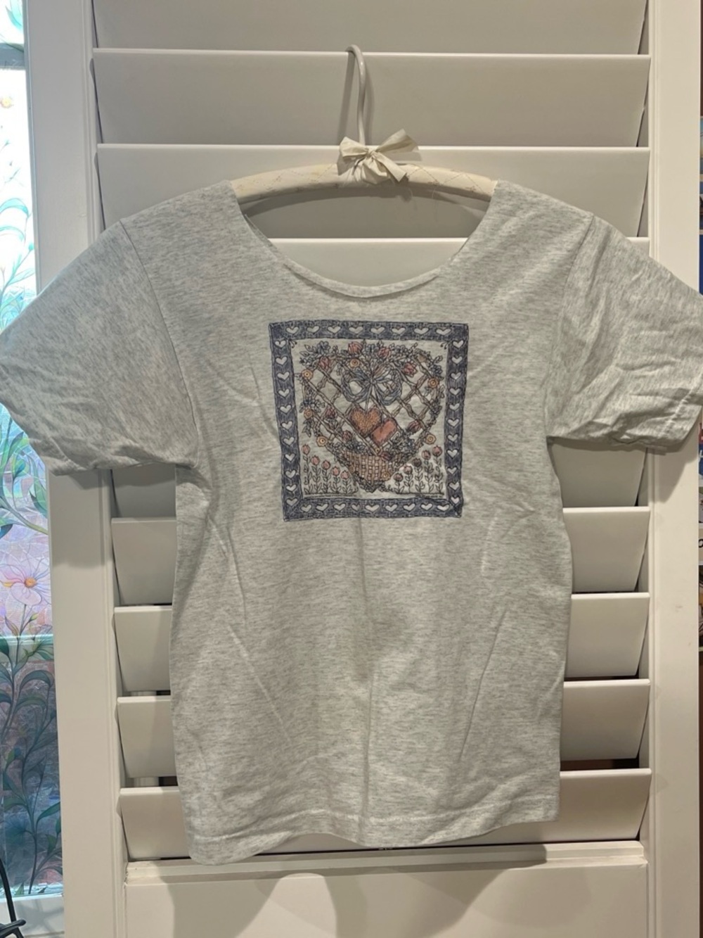 Gray Short-Sleeve Tee with Blue Floral Heart Print